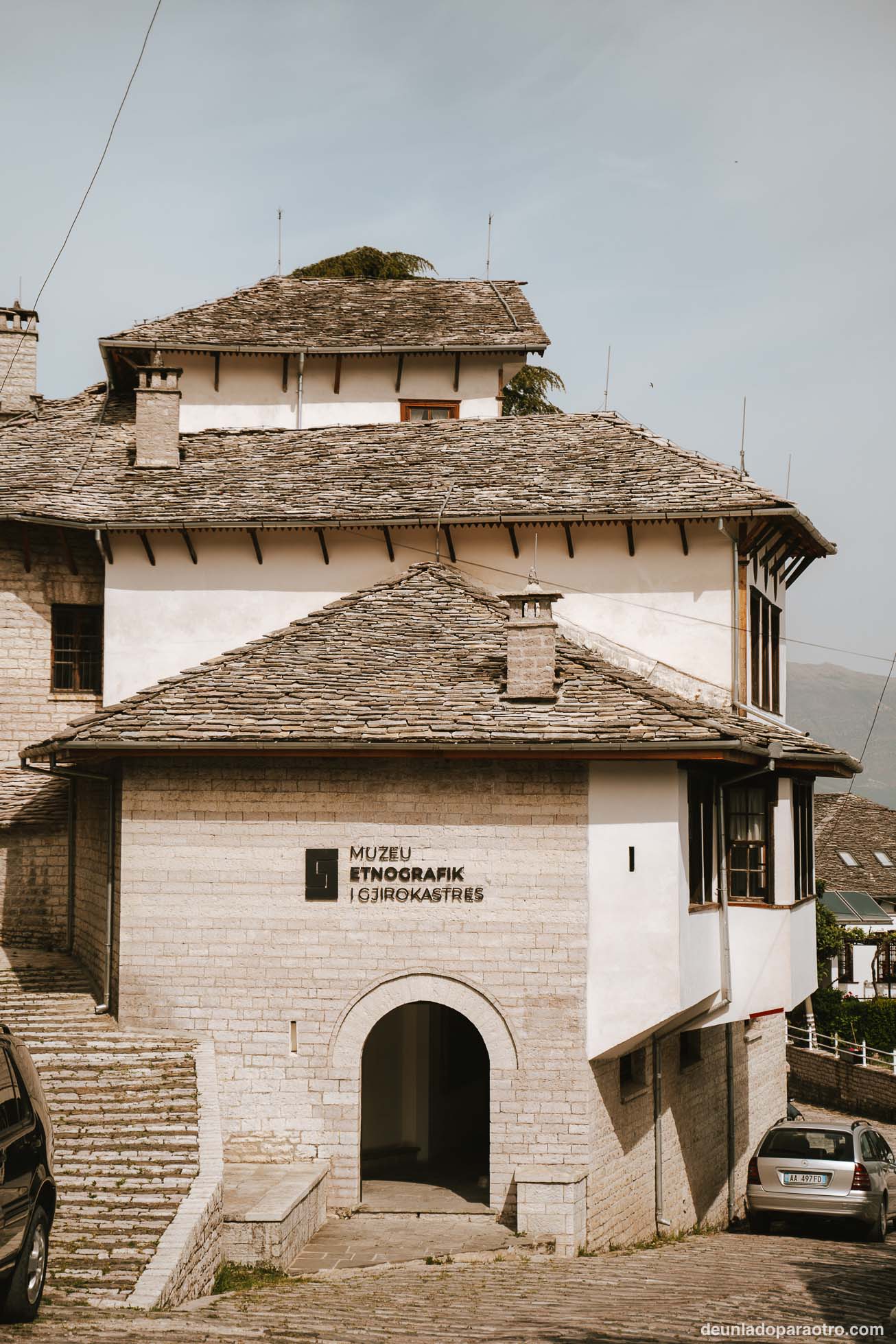 Museo Etnográfico, ubicado en la casa natal del dictador comunista Enver Hoxha