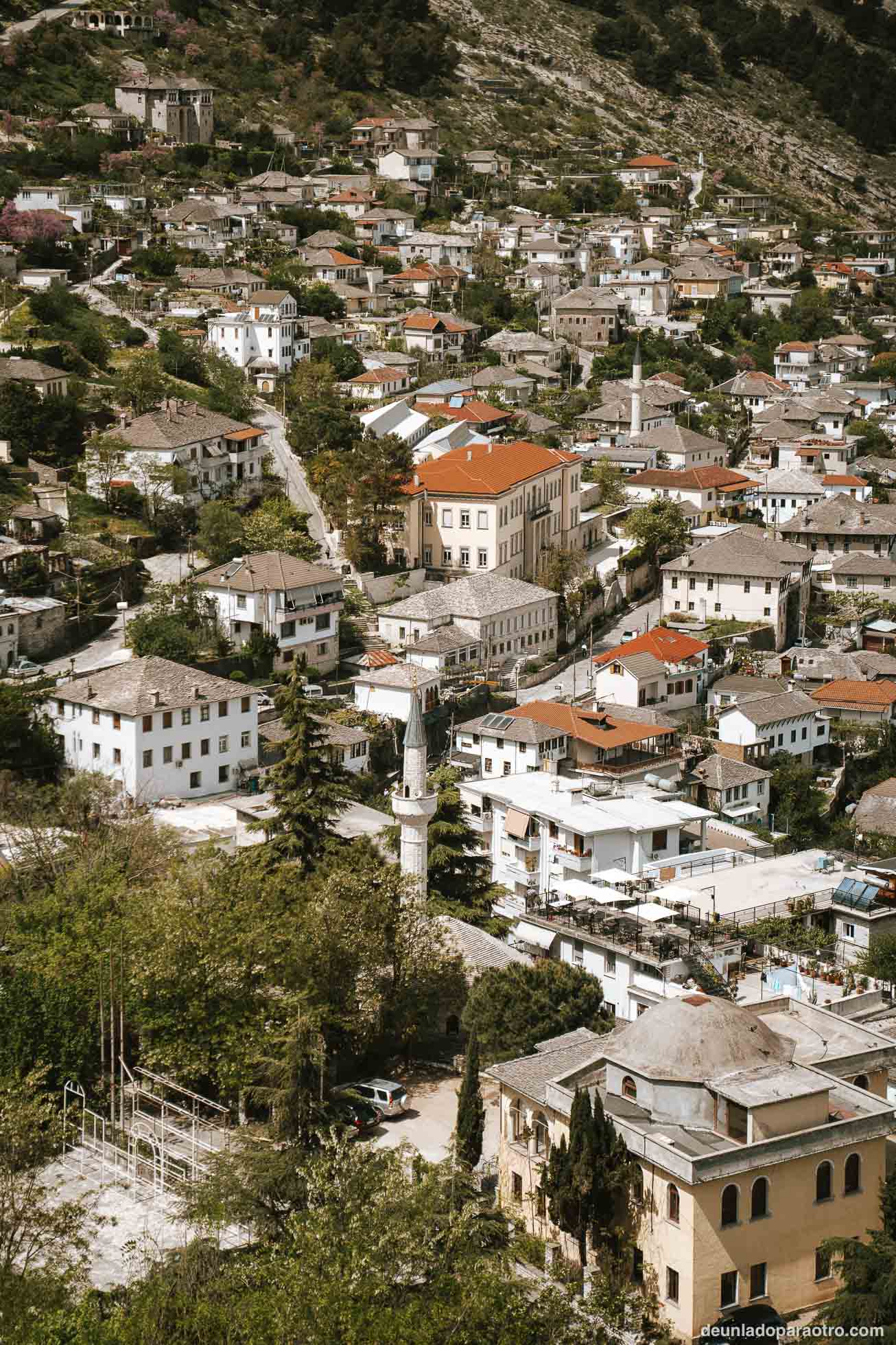 La mejor manera de moverse por Gjirokaster es a pie