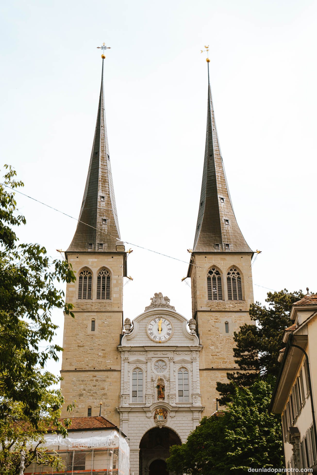 Conocer las iglesias históricas de San Leodegar y la iglesia Franciscana.