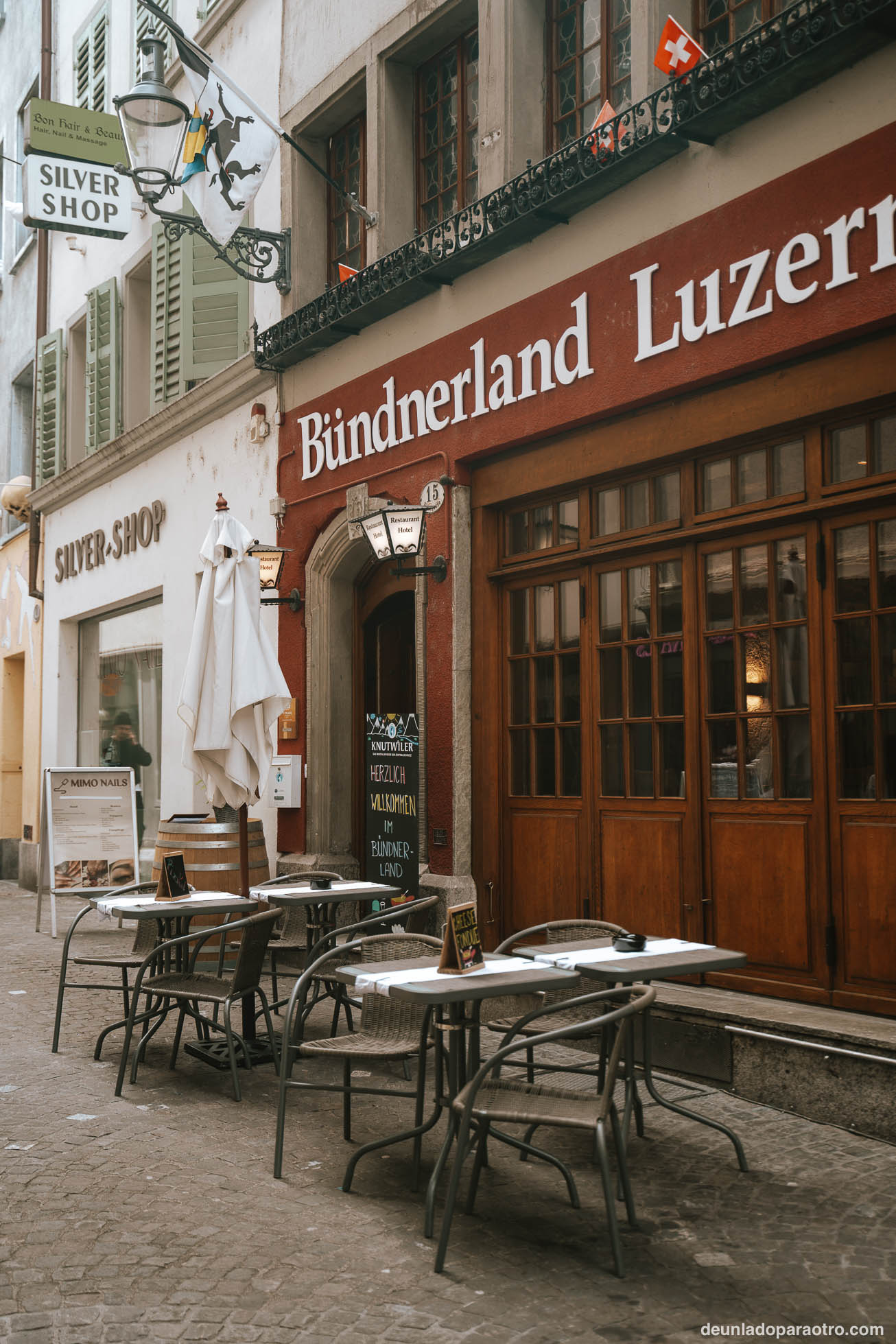 Uno de los mejores planes que hacer en Lucerna en un día, es probar algunos de los platos más típicos de la región, como la famosa fondue de queso y el Luzerner Chügelipastete