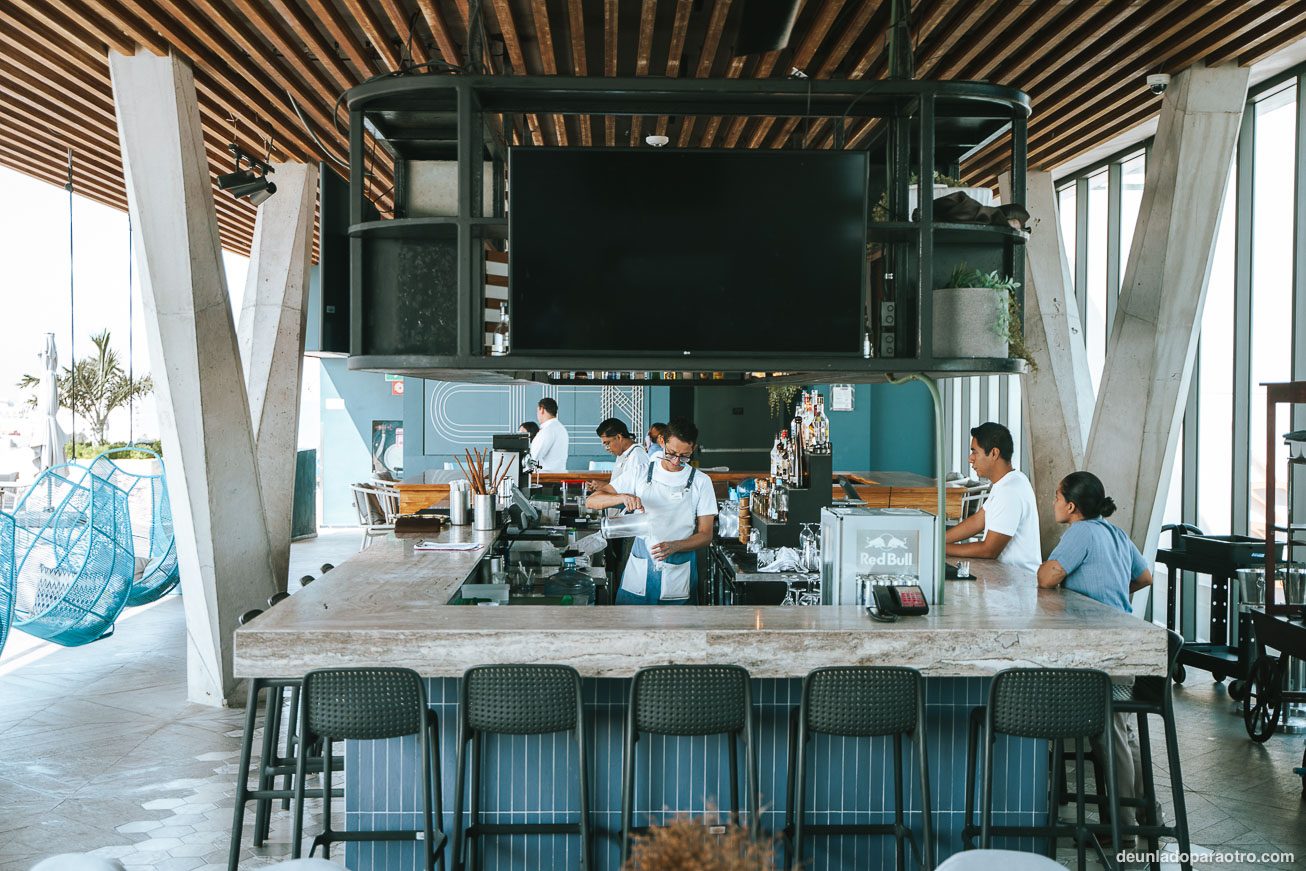 Un plan increíble que hacer en Cancún es subir a la terraza del hotel Canopy By Hilton Cancún La Isla