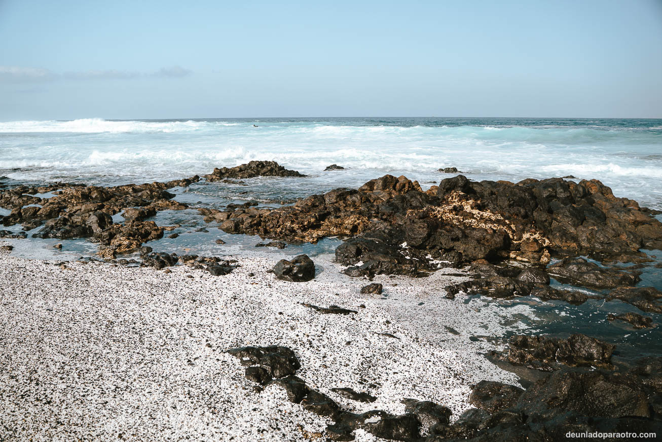 Alucinar con Popcorn Beach (Playa el Mejillón), la playa más singular que ver durante tu ruta por Fuerteventura en 3 días