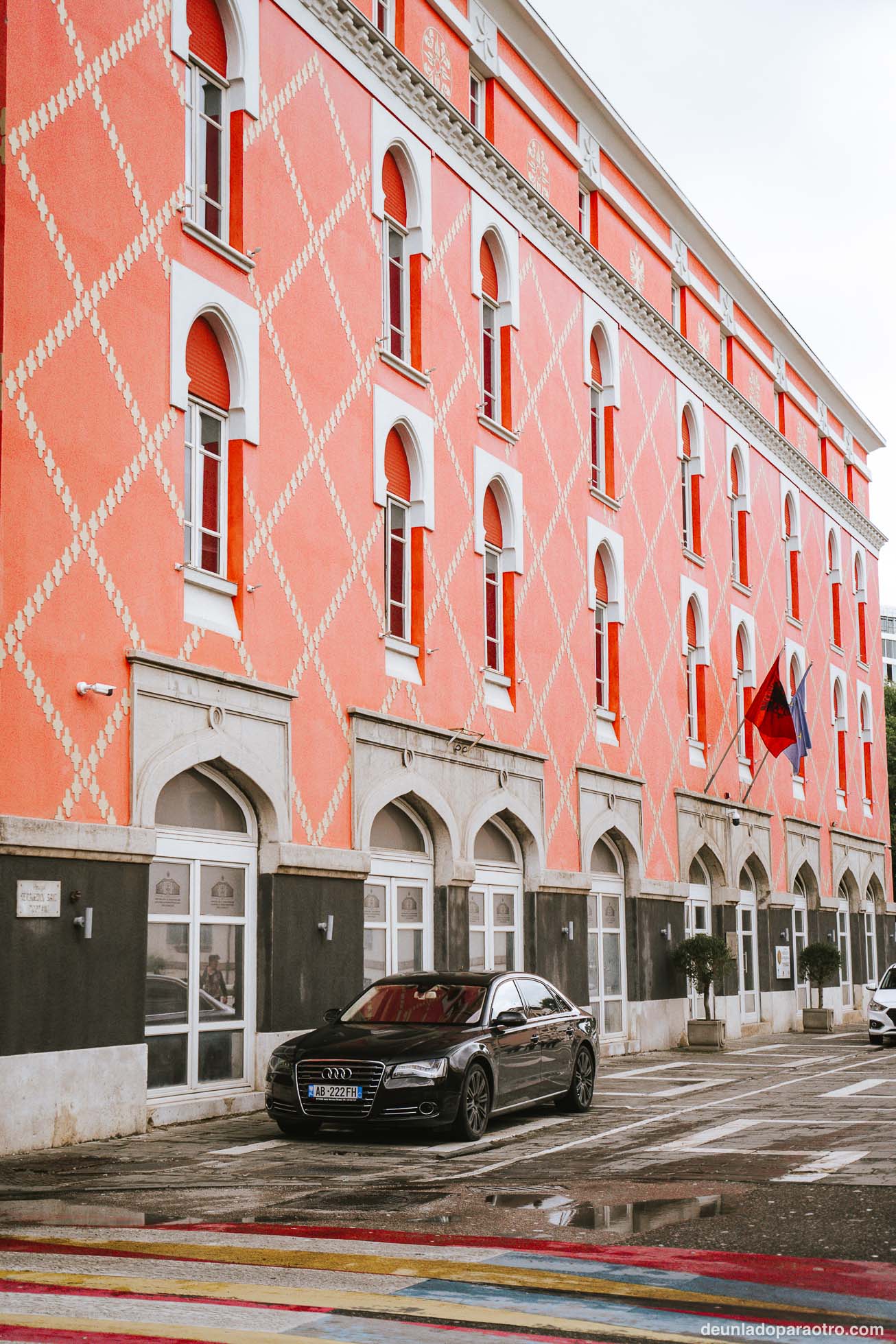 Ministerio de Agricultura, conocido por su bonita fachada roja