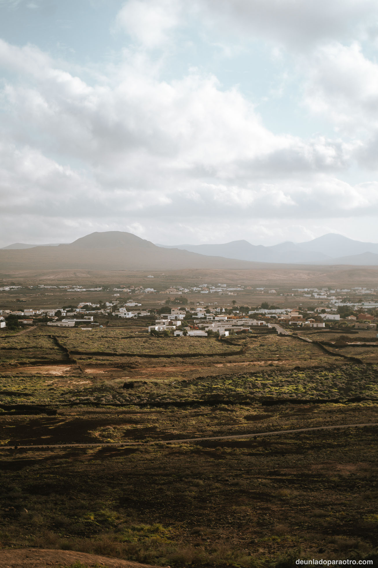 Hacer una ruta de senderismo hasta el cráter del Volcán Calderón Hondo, algo imprescindible en tu ruta por Fuerteventura en 3 días