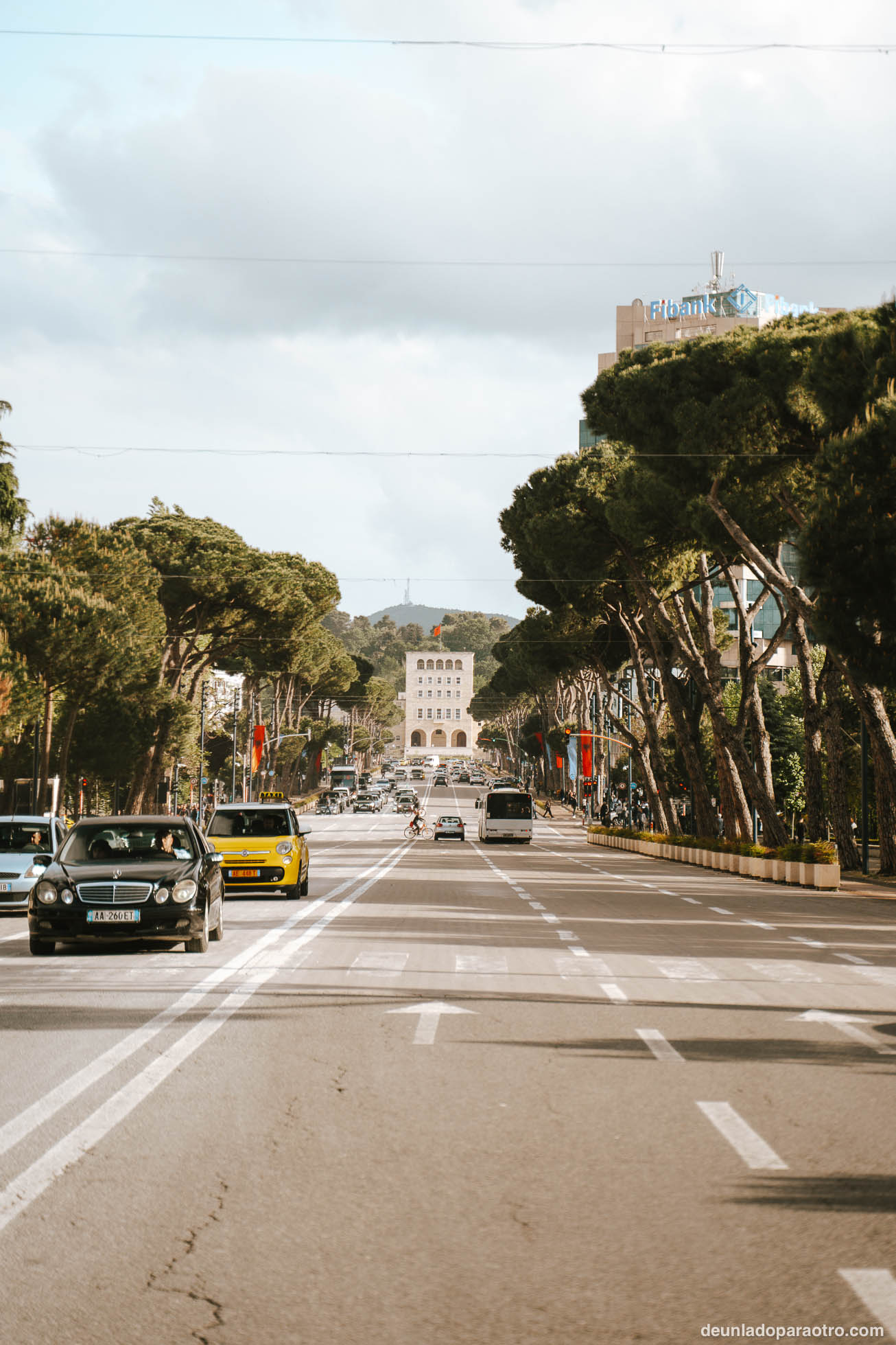 Bulevar de los Mártires de la Nación, la avenida más importante que ver en Tirana en 1 día