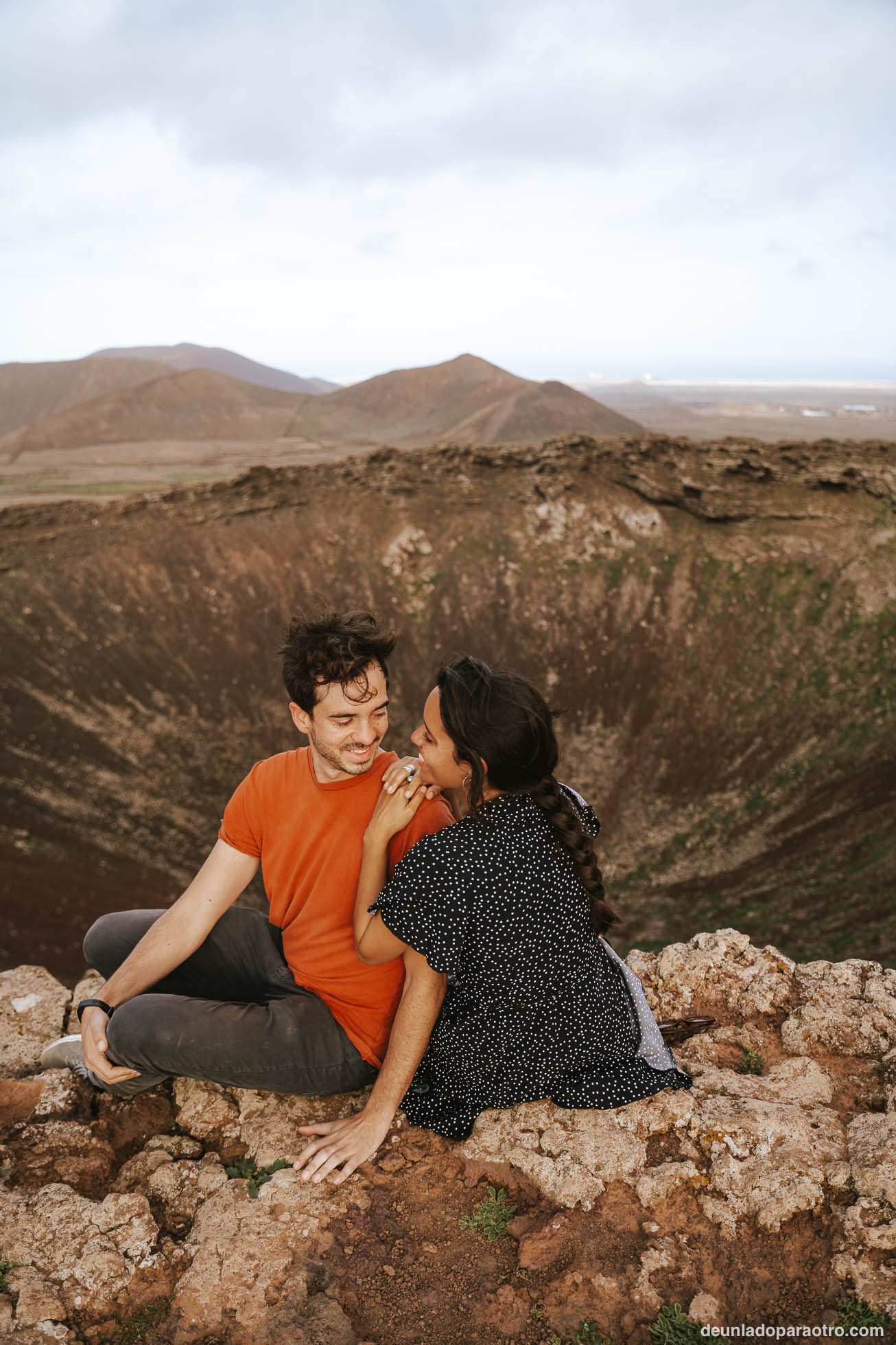 Hacer una ruta de senderismo hasta el cráter del Volcán Calderón Hondo, algo imprescindible en tu ruta por Fuerteventura en 3 días