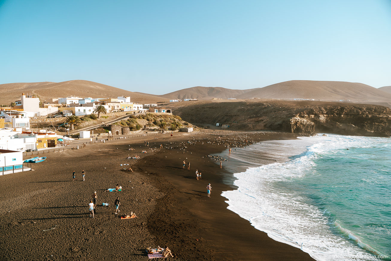 Adentrarse en las cuevas de Ajuy y visitar su pueblo y playa de arena negra, uno de los lugares más especiales que ver en tu ruta por Fuerteventura en 3 días