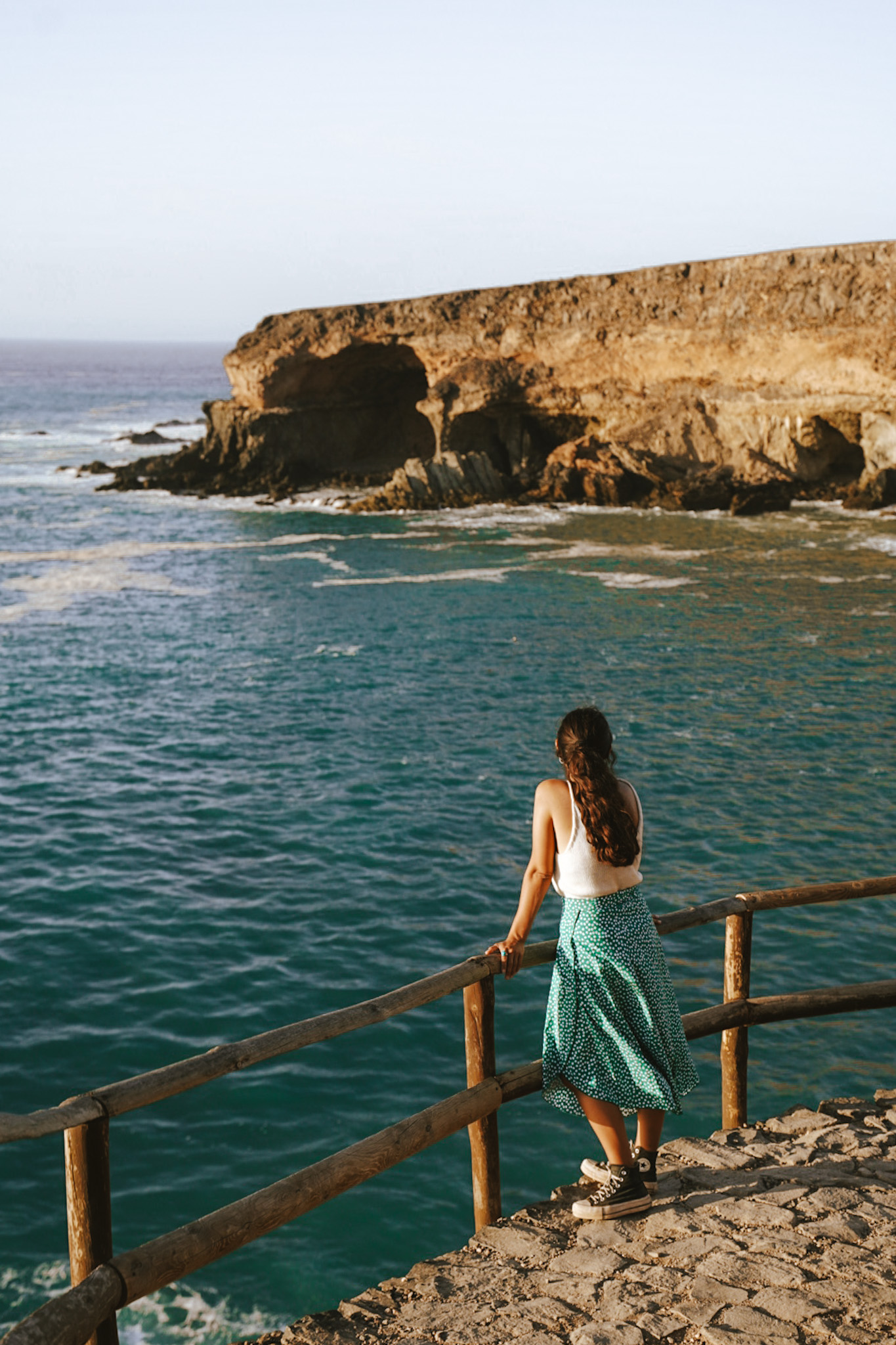 Adentrarse en las cuevas de Ajuy y visitar su pueblo y playa de arena negra, uno de los lugares más especiales que ver en tu ruta por Fuerteventura en 3 días