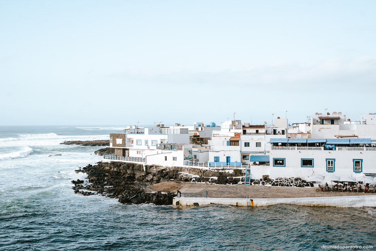 Recorrer la bonita población costera de El Cotillo, una de las mejores cosas que hacer en tu ruta por Fuerteventura en 3 días