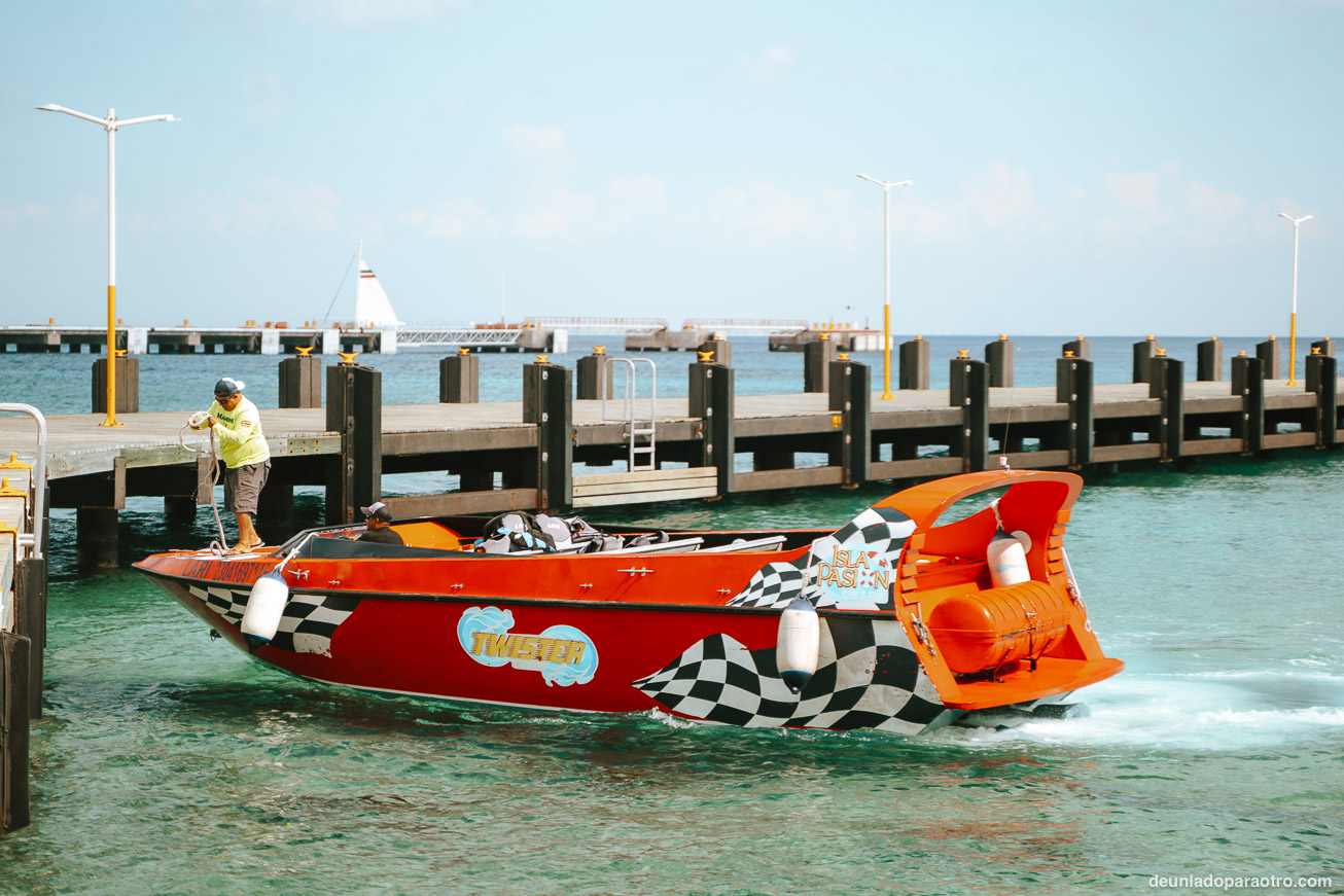 Para llegar a isla de la Pasión la mejor opción es contratar una excursión en Twister (lancha rápida) o en catamarán