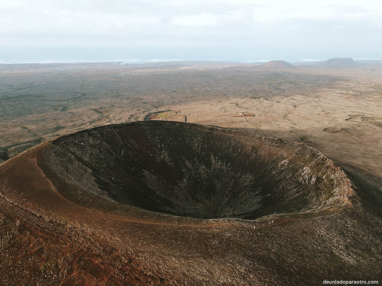 Hacer una ruta de senderismo hasta el cráter del Volcán Calderón Hondo, algo imprescindible en tu ruta por Fuerteventura en 3 días