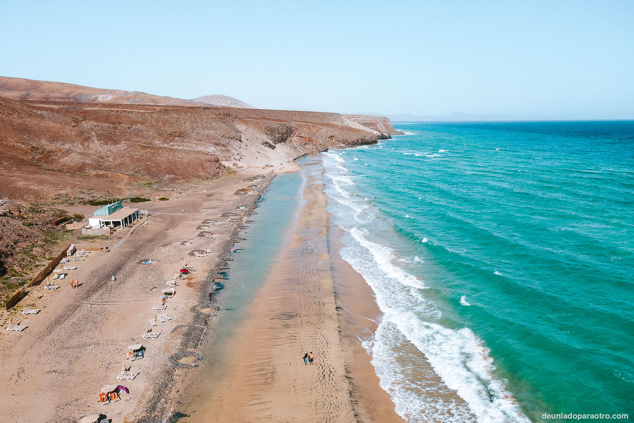 Descubrir la Playa del Mal Nombre, una playa virgen de aguas claras que ver durante tu ruta por Fuerteventura en 3 días