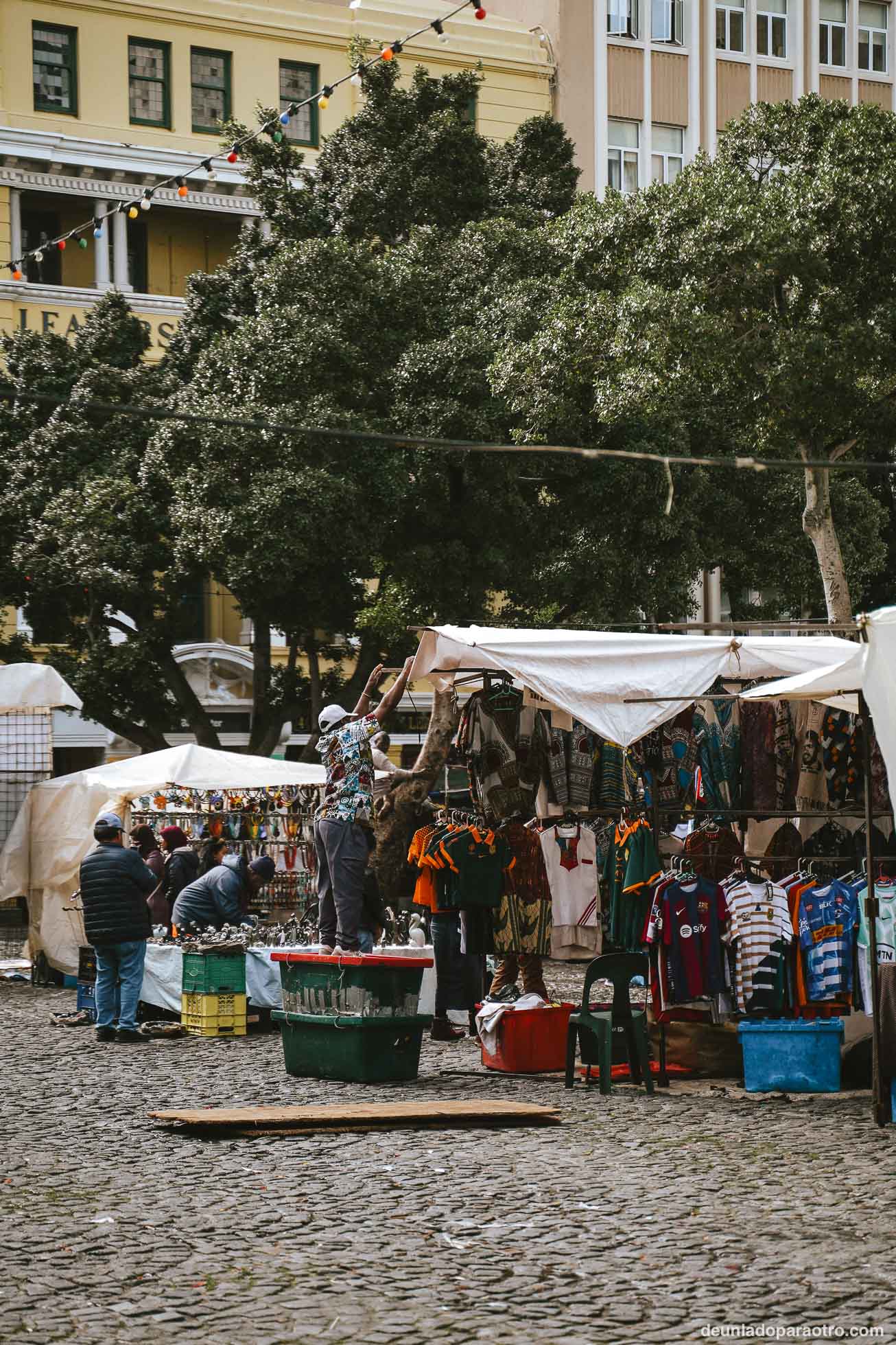 Green Market Square, donde se encuentra el mercado de artesanías más interesante que ver en Ciudad del Cabo