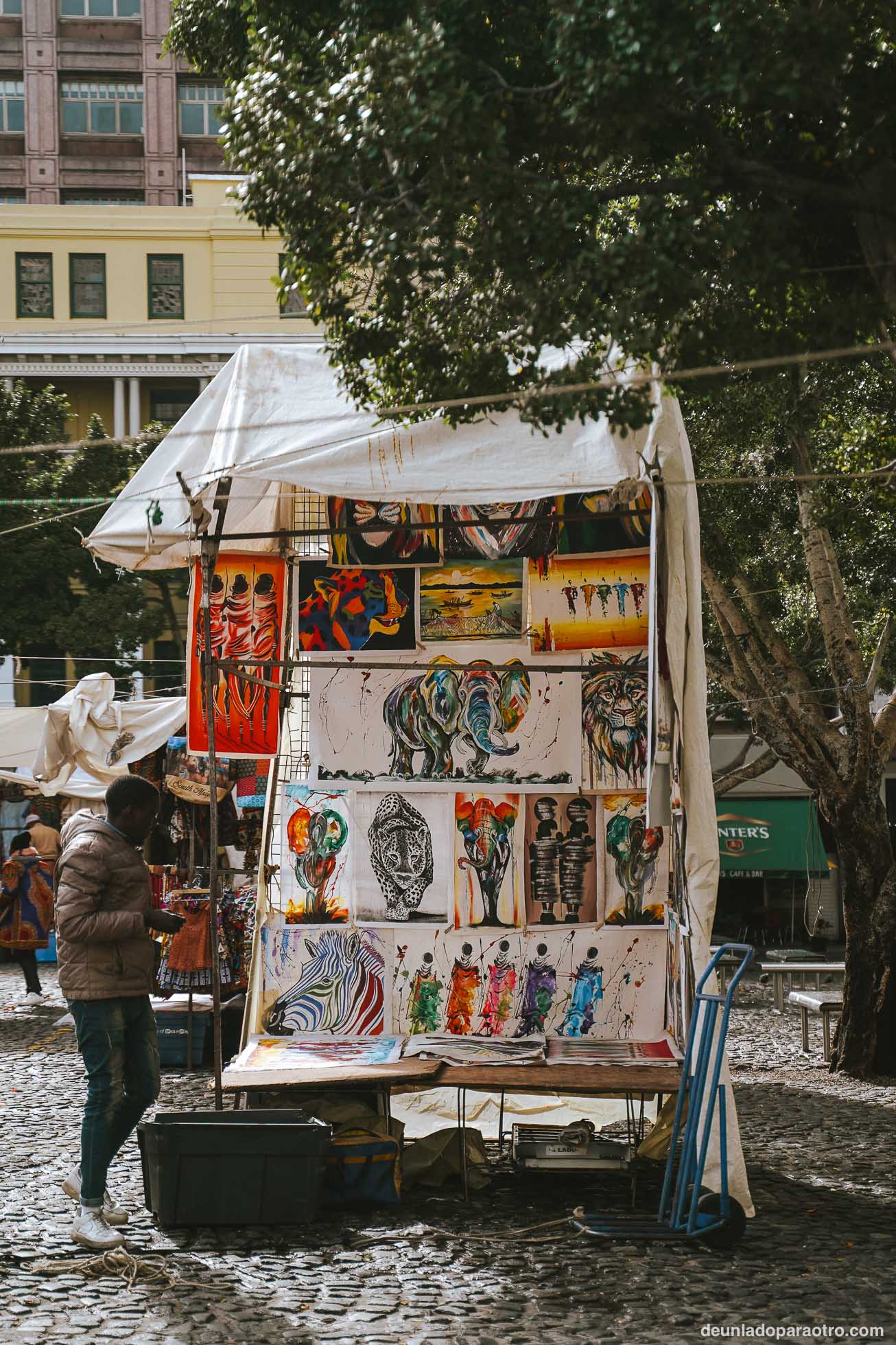 Green Market Square, donde se encuentra el mercado de artesanías más interesante que ver en Ciudad del Cabo