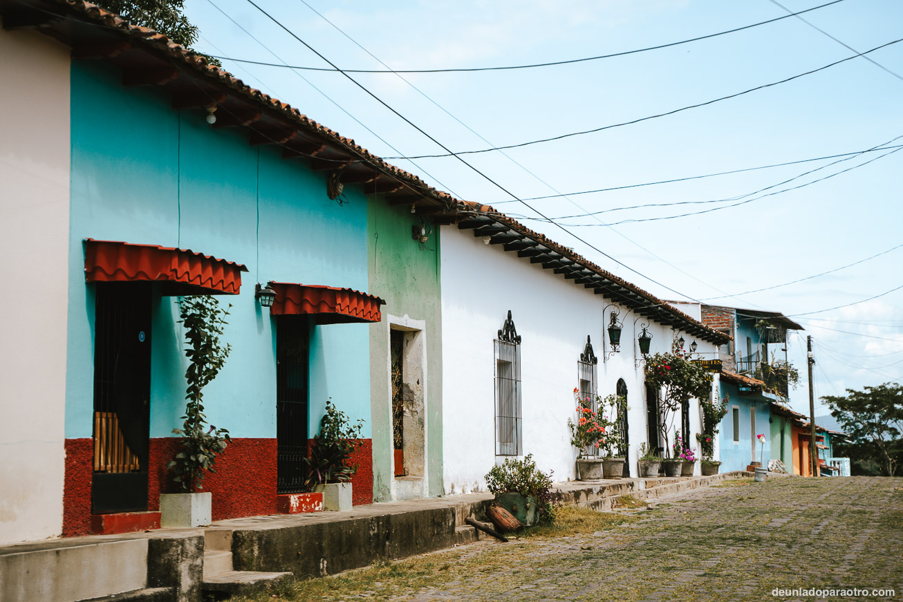 Otro de los lugares que ver en el Salvador imprescindibles, es este precioso pueblo colonial